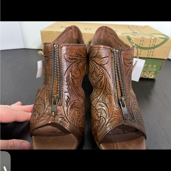 Roper Mika Front Zip Tooled Leather Sandal Heels Shoes Brown Size 7.5 - Picture 4 of 16